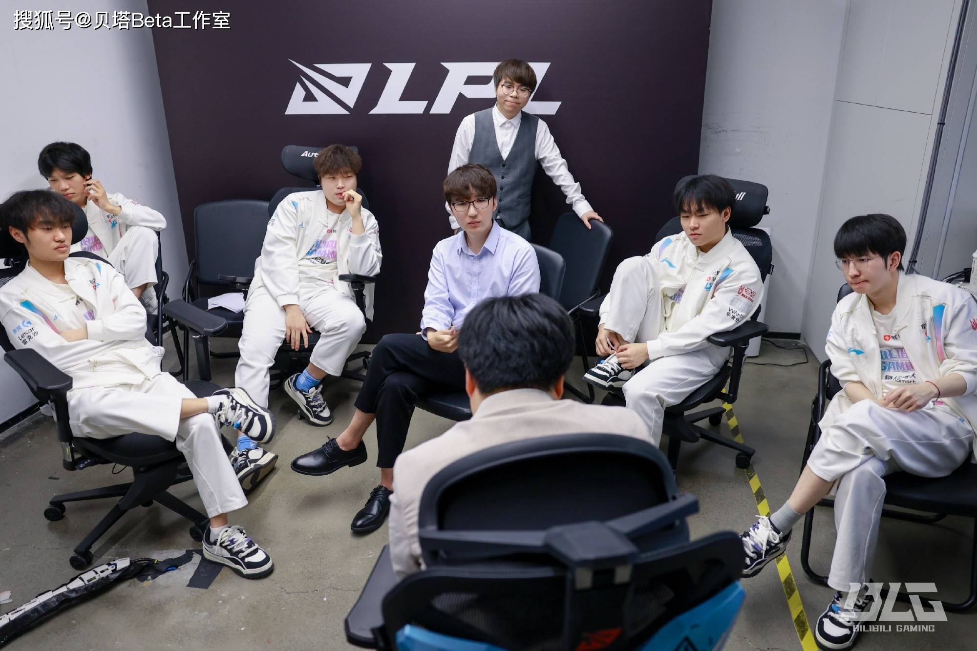 海外网友热議(yì)BLG淘汰FLY:FLY差(chà)点就3-1了!BLG是东部最弱(ruò)战隊(duì)