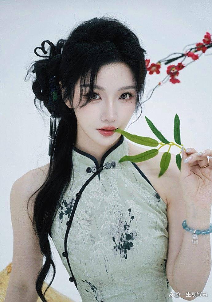 KPL官方解说的解说小鹿,身材还是很顶的,旗袍太适合她了!