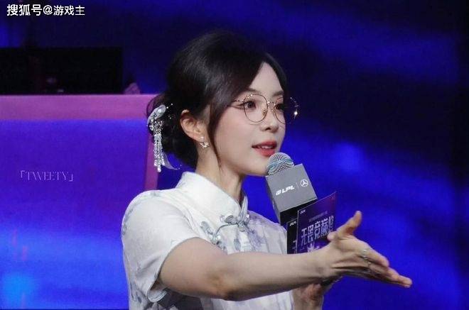 LPL新晋顶级美女主(zhǔ)持火了(le),神似戚薇,解说Rita花瓶地位不保