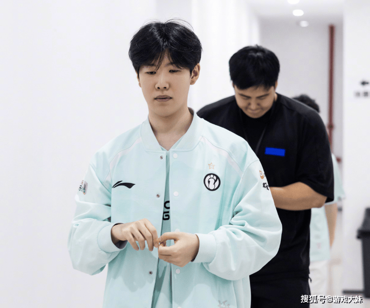 炫神因罵(mà)theshy被処(chù)罚,如今(jīn)认怂,公开道(dào)歉希望拿回二路解说权