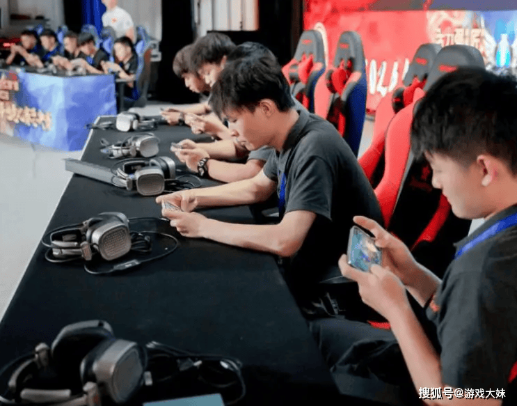 2025年(nián)中国电竞报告公布,LOL热度持续下滑,但整(zhěng)体数据还是(shì)上陞(shēng)